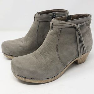 Dansko markie Bootie In Taupe Nubuck